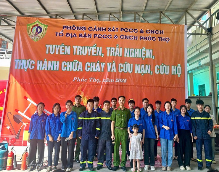 Trải nghiệm, thực hành chữa cháy và cứu nạn, cứu hộ tại trường TH Phụng Thượng- Ảnh 3.