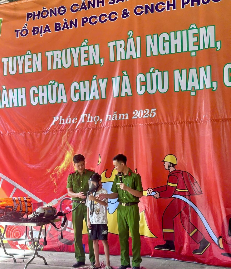 Trải nghiệm, thực hành chữa cháy và cứu nạn, cứu hộ tại trường TH Phụng Thượng- Ảnh 1.