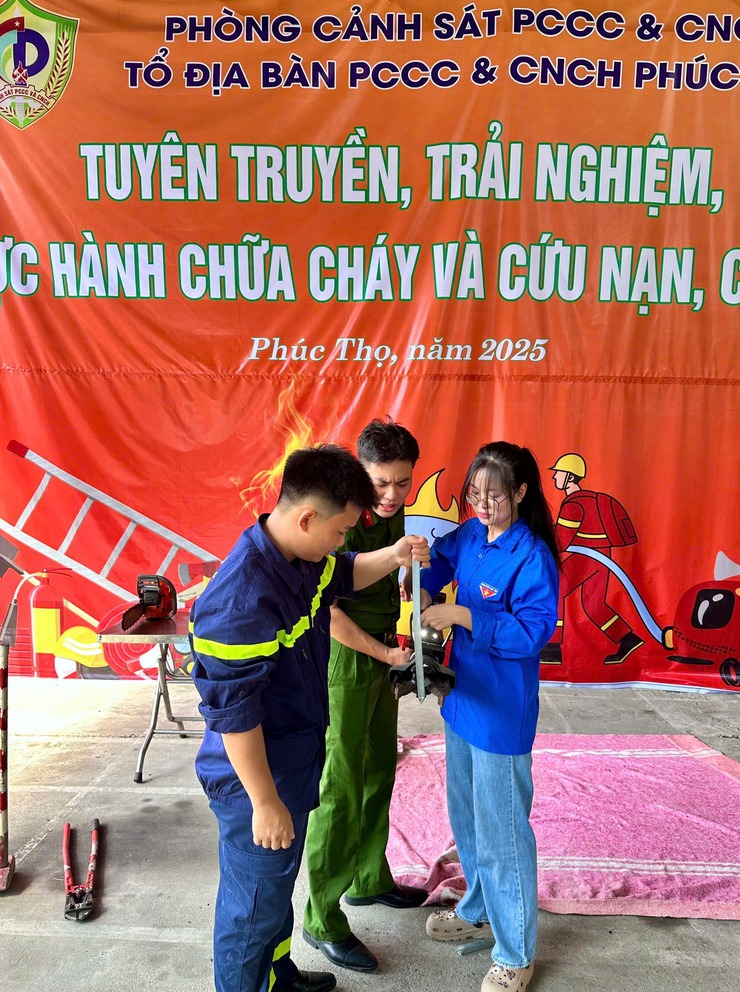 Trải nghiệm, thực hành chữa cháy và cứu nạn, cứu hộ tại trường TH Phụng Thượng- Ảnh 5.