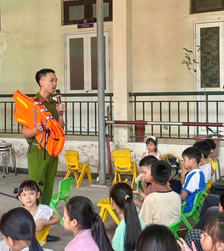 Trải nghiệm, thực hành chữa cháy và cứu nạn, cứu hộ tại trường TH Phụng Thượng- Ảnh 2.