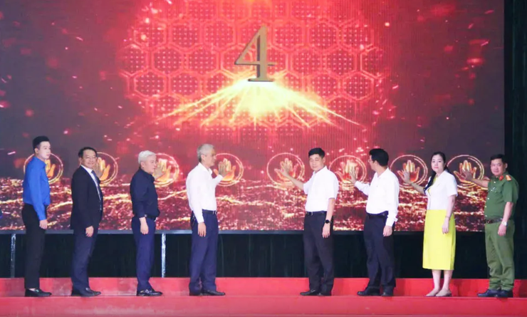 Hà Nội chinh phục tri thức số với phong trào "Bình dân học vụ số"- Ảnh 2.
