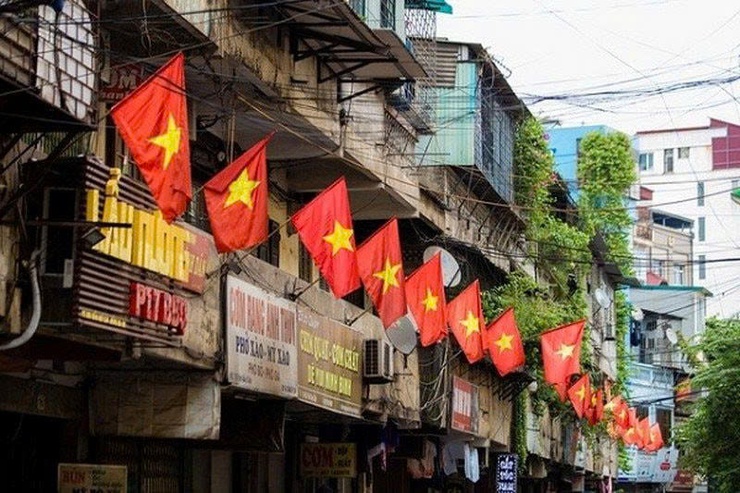 Hà Nội: Treo cờ Tổ quốc chào mừng sự kiện công bố Nghị quyết của Uỷ ban Thường vụ Quốc hội và các Quyết định của Thành phố về việc triển khai tổ chức đơn vị hành chính cấp xã- Ảnh 1.