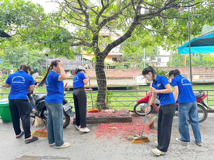 Mặt trận và các đoàn thể xã Quốc Oai đồng loạt ra quân tổng vệ sinh môi trường, chào mừng sự kiện thành lập xã Quốc Oai mới- Ảnh 1.