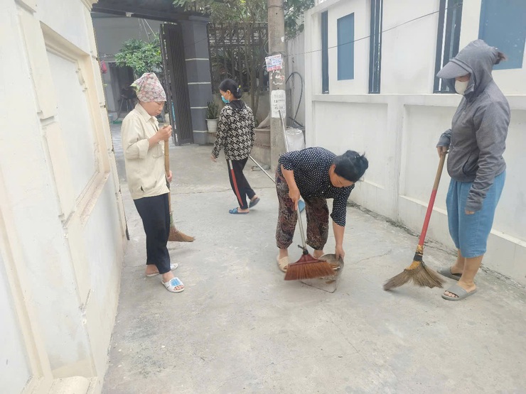 Mặt trận và các đoàn thể xã Quốc Oai đồng loạt ra quân tổng vệ sinh môi trường, chào mừng sự kiện thành lập xã Quốc Oai mới- Ảnh 11.