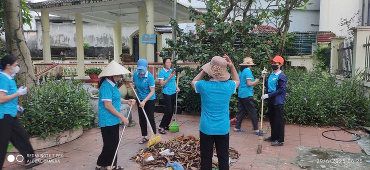 Mặt trận và các đoàn thể xã Quốc Oai đồng loạt ra quân tổng vệ sinh môi trường, chào mừng sự kiện thành lập xã Quốc Oai mới- Ảnh 13.