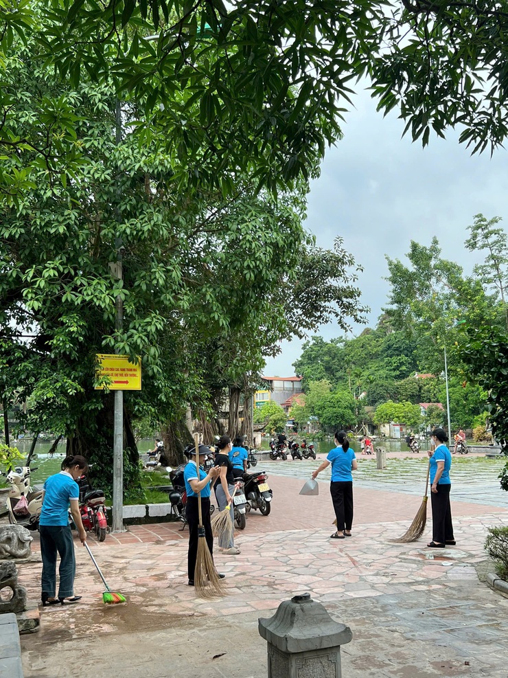 Mặt trận và các đoàn thể xã Quốc Oai đồng loạt ra quân tổng vệ sinh môi trường, chào mừng sự kiện thành lập xã Quốc Oai mới- Ảnh 14.