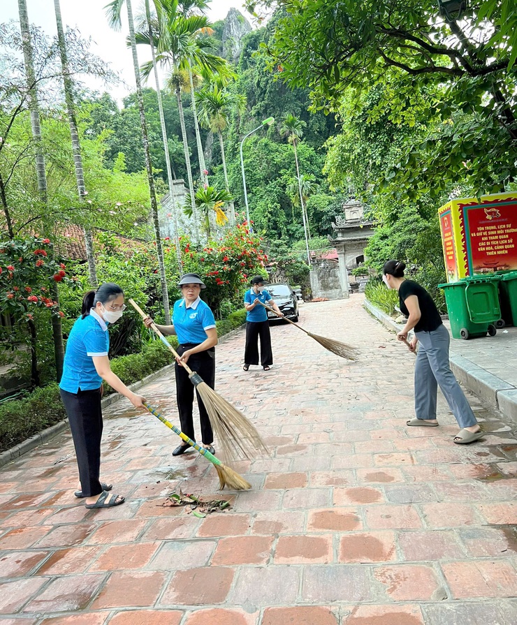 Mặt trận và các đoàn thể xã Quốc Oai đồng loạt ra quân tổng vệ sinh môi trường, chào mừng sự kiện thành lập xã Quốc Oai mới- Ảnh 16.
