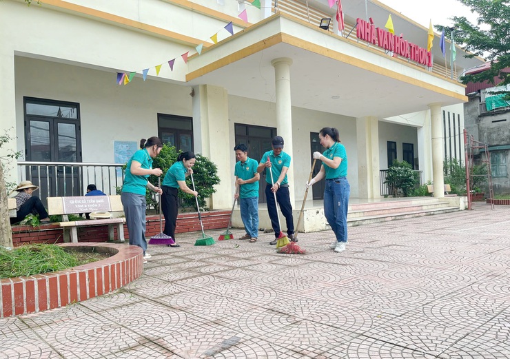 Mặt trận và các đoàn thể xã Quốc Oai đồng loạt ra quân tổng vệ sinh môi trường, chào mừng sự kiện thành lập xã Quốc Oai mới- Ảnh 17.