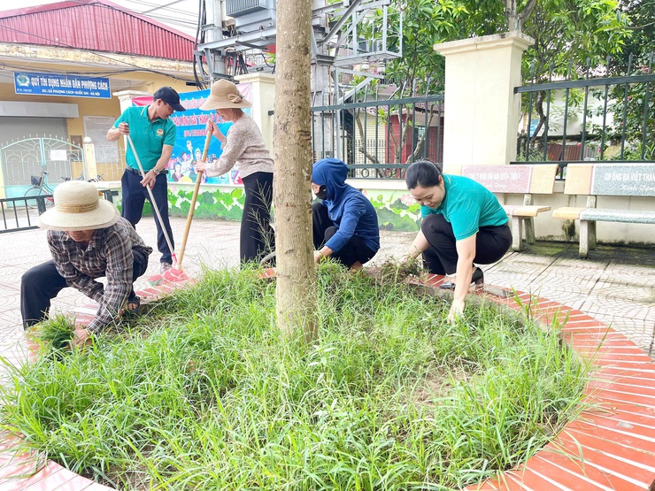 Mặt trận và các đoàn thể xã Quốc Oai đồng loạt ra quân tổng vệ sinh môi trường, chào mừng sự kiện thành lập xã Quốc Oai mới- Ảnh 15.
