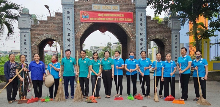 Mặt trận và các đoàn thể xã Quốc Oai đồng loạt ra quân tổng vệ sinh môi trường, chào mừng sự kiện thành lập xã Quốc Oai mới- Ảnh 18.