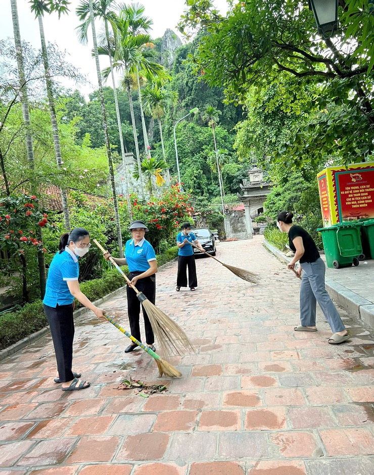 Mặt trận và các đoàn thể xã Quốc Oai đồng loạt ra quân tổng vệ sinh môi trường, chào mừng sự kiện thành lập xã Quốc Oai mới- Ảnh 2.
