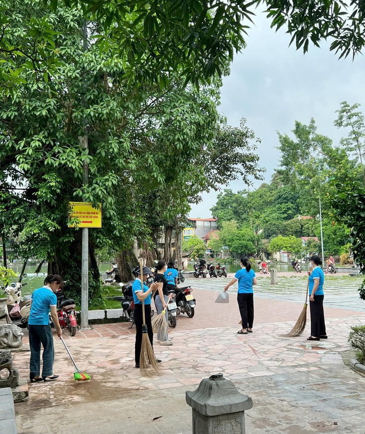 Mặt trận và các đoàn thể xã Quốc Oai đồng loạt ra quân tổng vệ sinh môi trường, chào mừng sự kiện thành lập xã Quốc Oai mới- Ảnh 3.