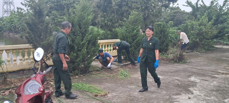 Mặt trận và các đoàn thể xã Quốc Oai đồng loạt ra quân tổng vệ sinh môi trường, chào mừng sự kiện thành lập xã Quốc Oai mới- Ảnh 4.