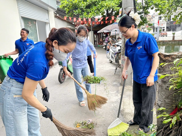 Mặt trận và các đoàn thể xã Quốc Oai đồng loạt ra quân tổng vệ sinh môi trường, chào mừng sự kiện thành lập xã Quốc Oai mới- Ảnh 5.