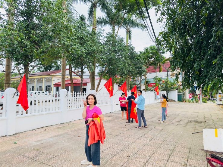 XÃ BA VÌ GẤP RÚT HOÀN THIỆN TRANG TRÍ KHÁNH TIẾT CHÀO MỪNG NGÀY THÀNH LẬP XÃ MỚI - Ảnh 3.