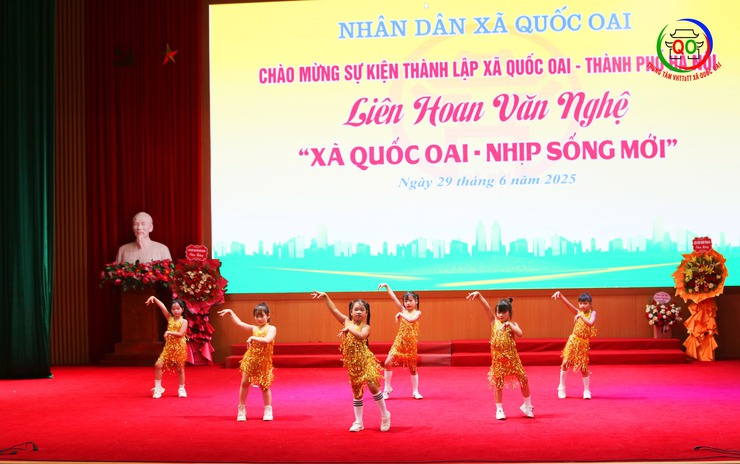Liên hoan văn nghệ “XÃ QUỐC OAI – NHỊP SỐNG MỚI”: Giai điệu gắn kết, thăng hoa cảm xúc- Ảnh 15.
