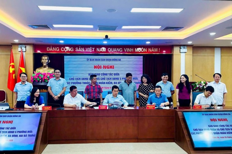 Quận Đống Đa bàn giao công tác, sẵn sàng vận hành mô hình chính quyền địa phương hai cấp- Ảnh 1.