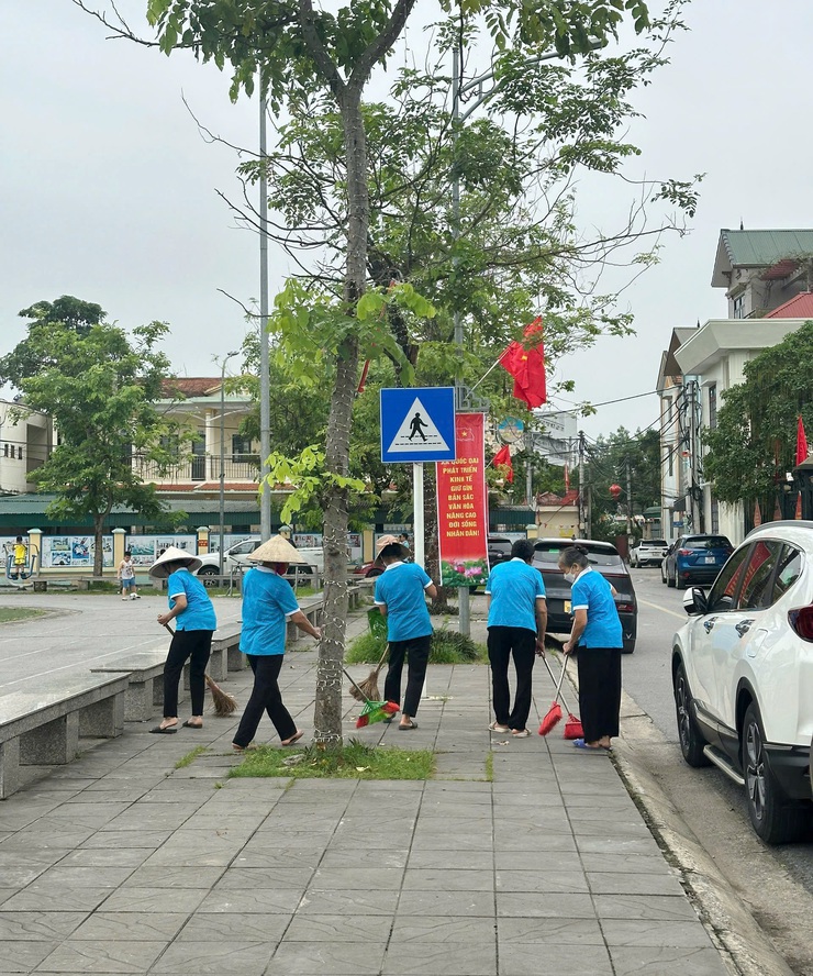 Mặt trận và các đoàn thể xã Quốc Oai đồng loạt ra quân tổng vệ sinh môi trường, chào mừng sự kiện thành lập xã Quốc Oai mới- Ảnh 7.