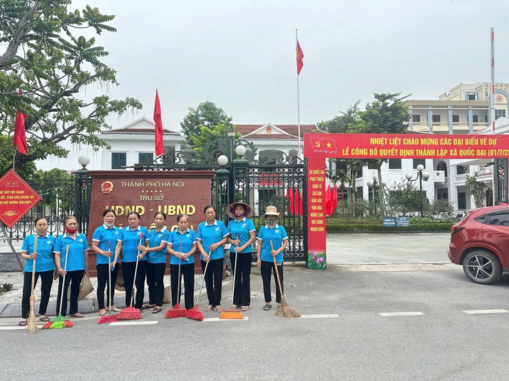 Mặt trận và các đoàn thể xã Quốc Oai đồng loạt ra quân tổng vệ sinh môi trường, chào mừng sự kiện thành lập xã Quốc Oai mới- Ảnh 8.