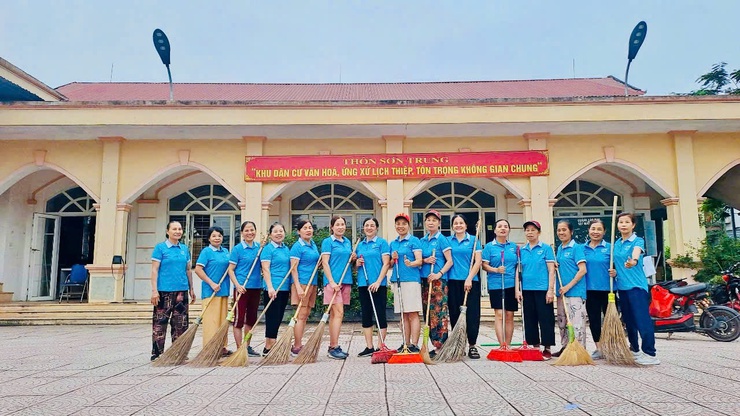Mặt trận và các đoàn thể xã Quốc Oai đồng loạt ra quân tổng vệ sinh môi trường, chào mừng sự kiện thành lập xã Quốc Oai mới- Ảnh 9.
