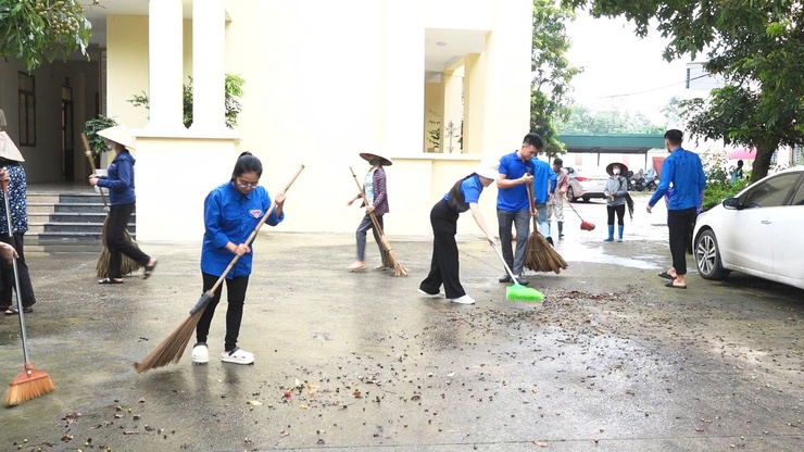 Ra quân tổng vệ sinh môi trường chào mừng Lễ công bố thành lập xã Thanh Oai- Ảnh 1.