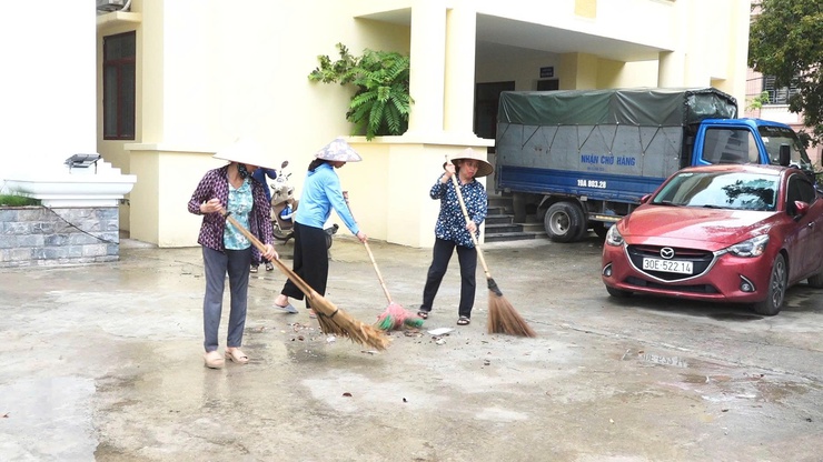 Ra quân tổng vệ sinh môi trường chào mừng Lễ công bố thành lập xã Thanh Oai- Ảnh 2.