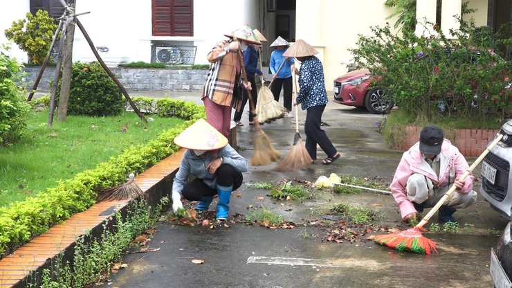 Ra quân tổng vệ sinh môi trường chào mừng Lễ công bố thành lập xã Thanh Oai- Ảnh 4.
