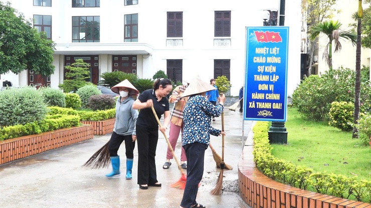 Ra quân tổng vệ sinh môi trường chào mừng Lễ công bố thành lập xã Thanh Oai- Ảnh 6.