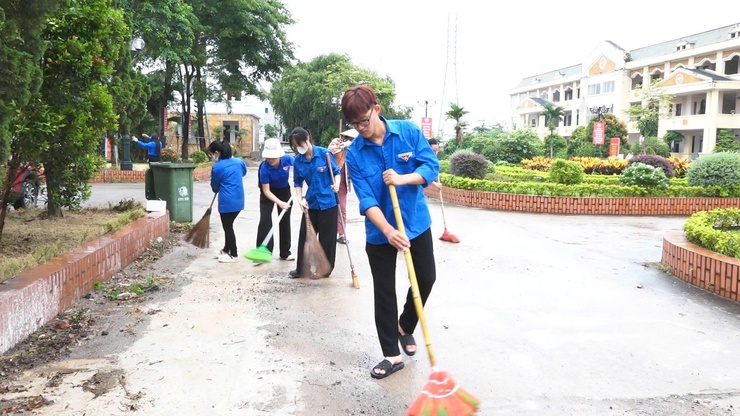 Ra quân tổng vệ sinh môi trường chào mừng Lễ công bố thành lập xã Thanh Oai- Ảnh 3.