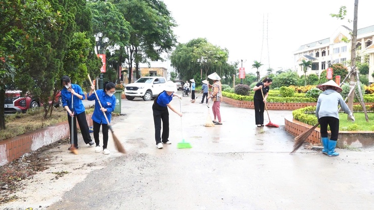 Ra quân tổng vệ sinh môi trường chào mừng Lễ công bố thành lập xã Thanh Oai- Ảnh 5.