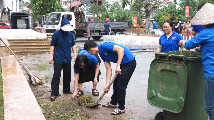 Ra quân tổng vệ sinh môi trường chào mừng Lễ công bố thành lập xã Thanh Oai- Ảnh 7.
