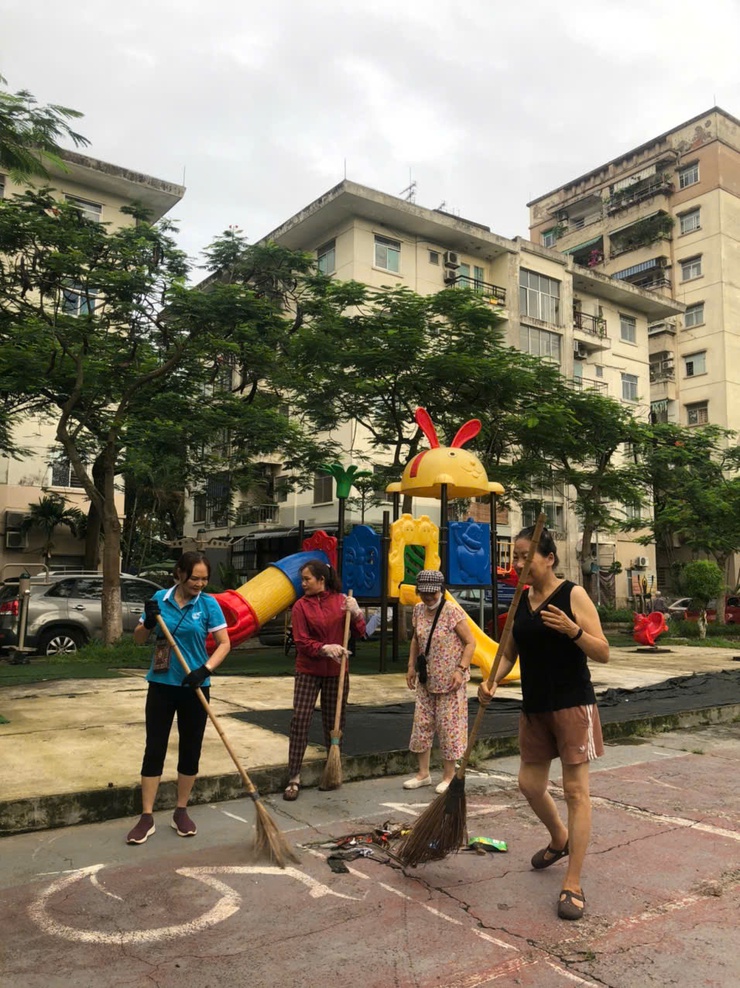 Các Tổ dân phố và Nhân dân trên địa bàn phường Việt Hưng tổ chức tổng vệ sinh môi trường- Ảnh 4.