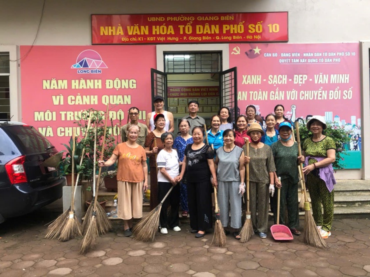 Các Tổ dân phố và Nhân dân trên địa bàn phường Việt Hưng tổ chức tổng vệ sinh môi trường- Ảnh 1.