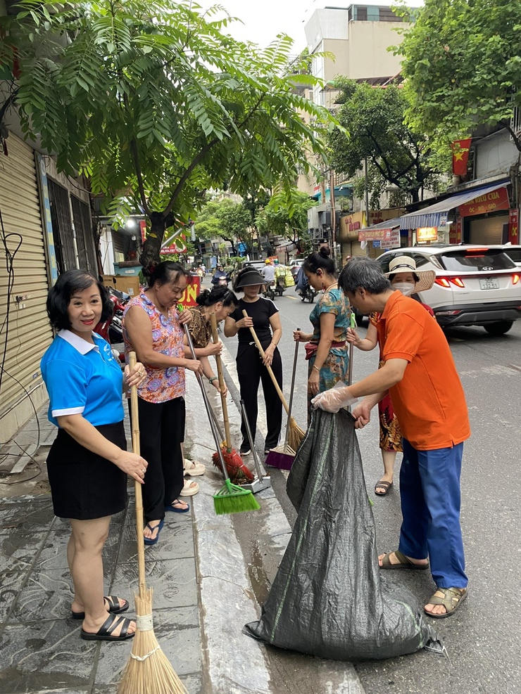 Phường Tây Hồ (mới) chủ động ra quân tổng vệ sinh môi trường: sẵn sàng cho giai đoạn mới- Ảnh 2.