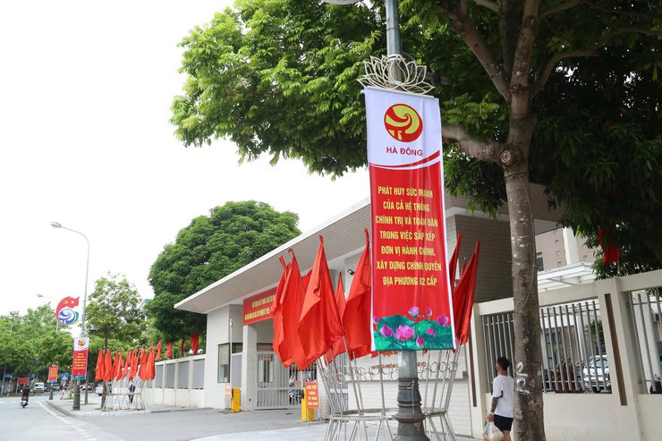 Phường Hà Đông rực rỡ cờ hoa chào mừng Lễ công bố các Nghị quyết quyết định về thực hiện mô hình chính quyền địa phương 2 cấp- Ảnh 1.