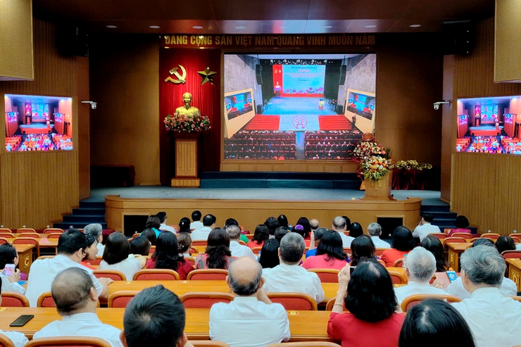 Chùm ảnh: Lễ công bố Nghị quyết của Ủy ban Thường vụ Quốc hội và các quyết định của Thành phố về việc triển khai tổ chức đơn vị hành chính cấp xã- Ảnh 1.