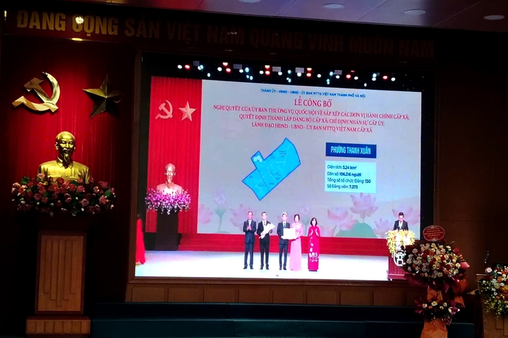 Chùm ảnh: Lễ công bố Nghị quyết của Ủy ban Thường vụ Quốc hội và các quyết định của Thành phố về việc triển khai tổ chức đơn vị hành chính cấp xã- Ảnh 6.