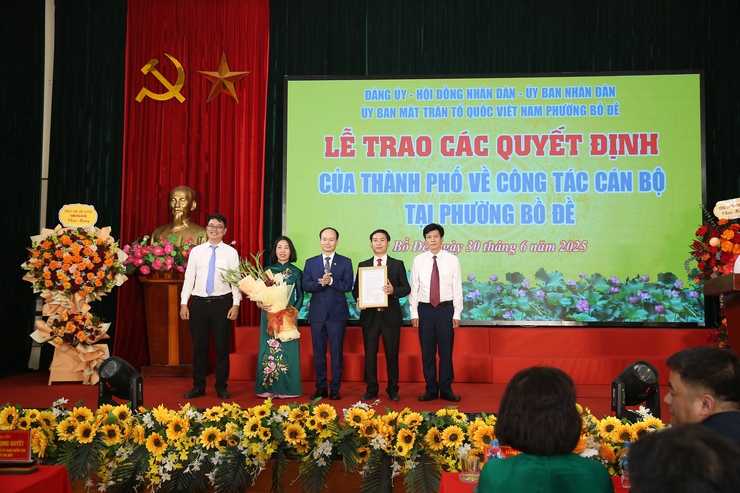 Đồng chí Hoàng Trọng Quyết trao các quyết định của Thành phố về công tác cán bộ tại phường Bồ Đề- Ảnh 5.