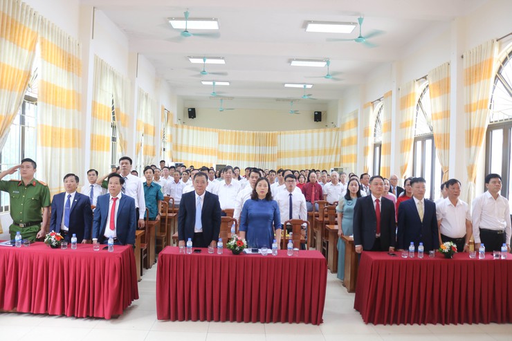 Cán bộ, Đảng viên và nhân dân xã Hưng Đạo tham dự hội nghị trực tuyến Lễ công bố các Nghị quyết, các Quyết định về sắp xếp đơn vị hành chính cấp Xã- Ảnh 1.