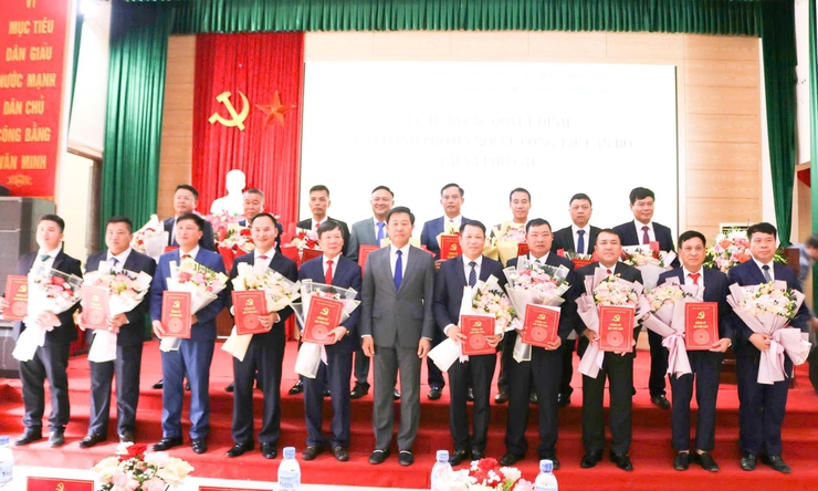 Công bố các quyết định về công tác cán bộ tại xã Phú Cát- Ảnh 3.