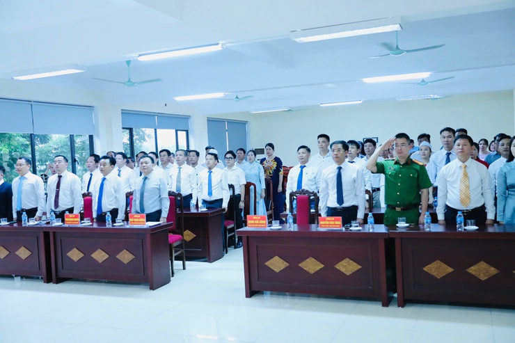 Lễ trao các quyết định của Thành phố về công tác cán bộ tại xã Yên Bài.- Ảnh 1.