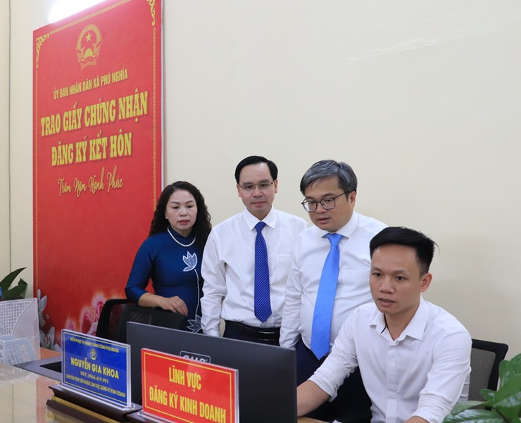Điểm tiếp nhận phục vụ hành chính công xã Phú Nghĩa, đón tiếp trên 100 lượt công dân trong buổi sáng ngày đầu tiên triển khai mô hình chính quyền 2 cấp- Ảnh 1.