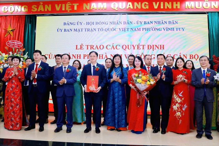  LỄ TRAO CÁC QUYẾT ĐỊNH CỦA THÀNH PHỐ HÀ NỘI VỀ CÔNG TÁC CÁN BỘ TẠI PHƯỜNG VĨNH TUY- Ảnh 2.