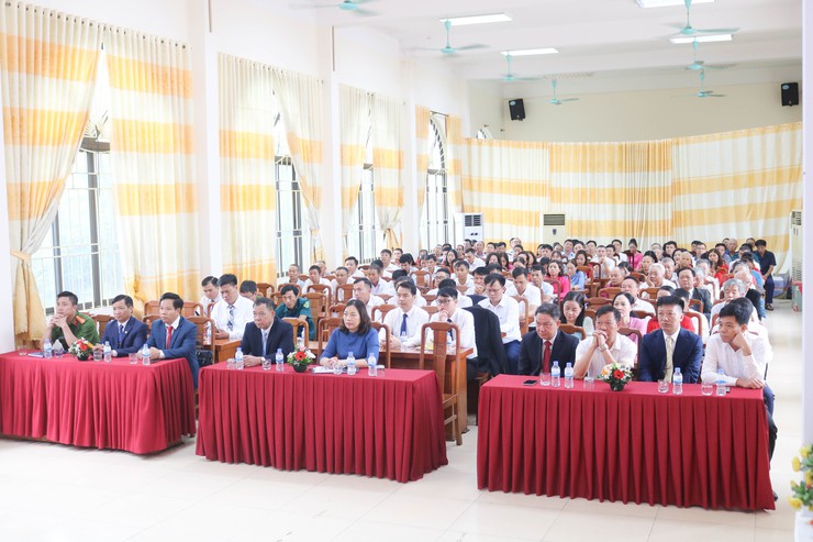 Cán bộ, Đảng viên và nhân dân xã Hưng Đạo tham dự hội nghị trực tuyến Lễ công bố các Nghị quyết, các Quyết định về sắp xếp đơn vị hành chính cấp Xã- Ảnh 2.