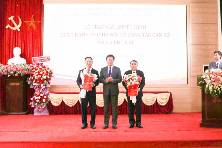 Công bố các quyết định về công tác cán bộ tại xã Phú Cát- Ảnh 6.