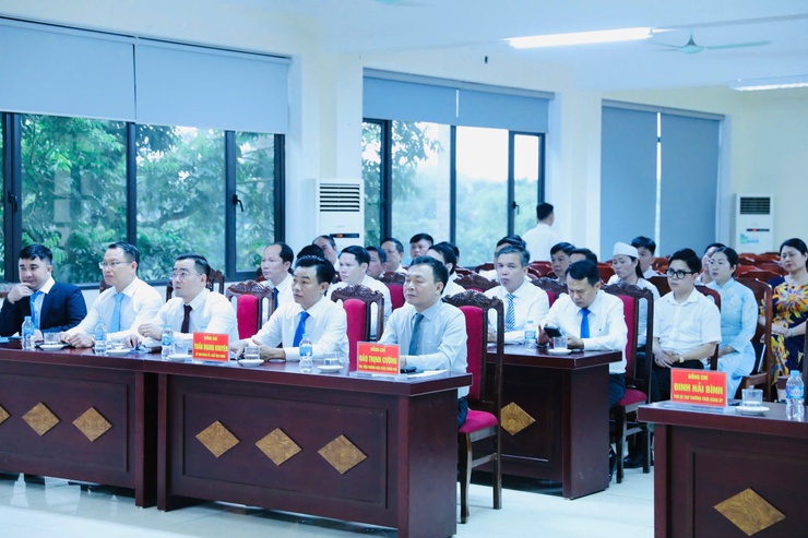 Lễ trao các quyết định của Thành phố về công tác cán bộ tại xã Yên Bài.- Ảnh 2.