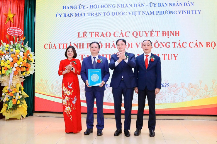  LỄ TRAO CÁC QUYẾT ĐỊNH CỦA THÀNH PHỐ HÀ NỘI VỀ CÔNG TÁC CÁN BỘ TẠI PHƯỜNG VĨNH TUY- Ảnh 4.