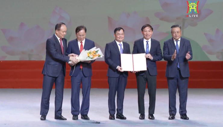 Cán bộ, Đảng viên và nhân dân xã Hưng Đạo tham dự hội nghị trực tuyến Lễ công bố các Nghị quyết, các Quyết định về sắp xếp đơn vị hành chính cấp Xã- Ảnh 3.