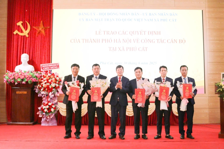 Công bố các quyết định về công tác cán bộ tại xã Phú Cát- Ảnh 5.