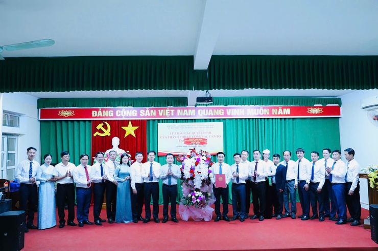 Lễ trao các quyết định của Thành phố về công tác cán bộ tại xã Yên Bài.- Ảnh 3.